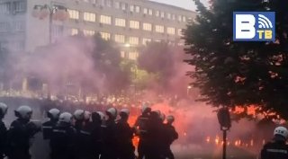 В Белграде снова массовая акция оппозиции. На улицах города — столкновения протестующих и сторонников власти Сегодня оппозиция и местные студенты организовали массовую акцию протеста на площади Славия в Белграде в память о 16 погибших при обрушении навеса 