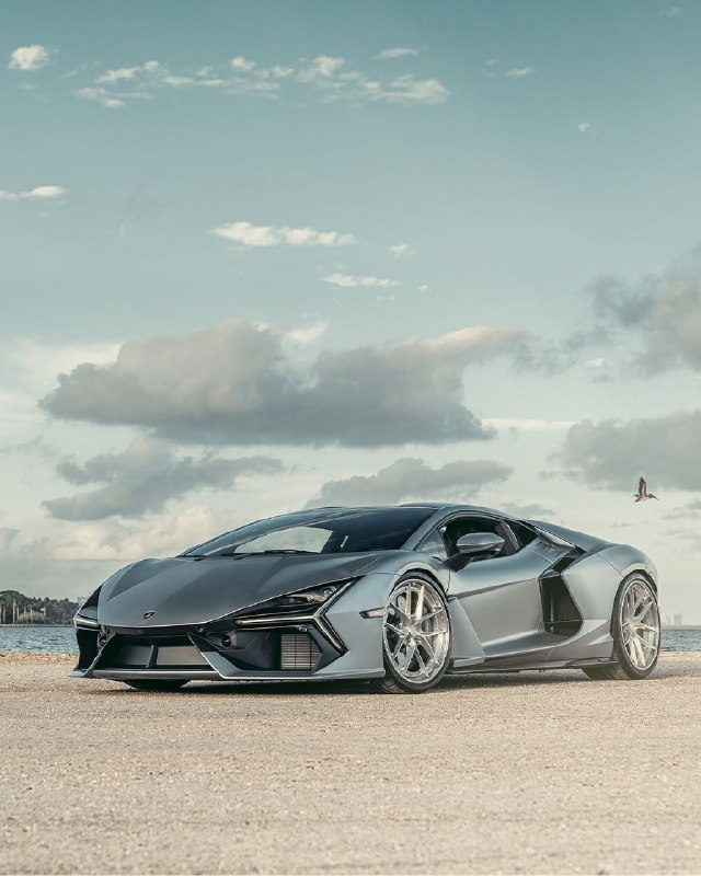 Lamborghini Revuelto 7