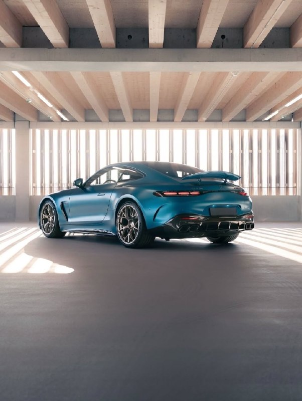Mercedes-AMG GT 63 SE PERFORMANCE 2