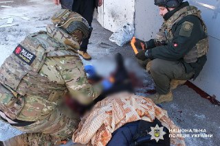 Обстрелян рынок в городе Дружковка Донецкой области, погибли семь человек, пострадали еще 15; в городе также повреждены промзона, три многоэтажки и три частных дома — ГСЧС Украины, местные властиПогибли две женщины в возрасте 57 и 81 года, а также пятеро м