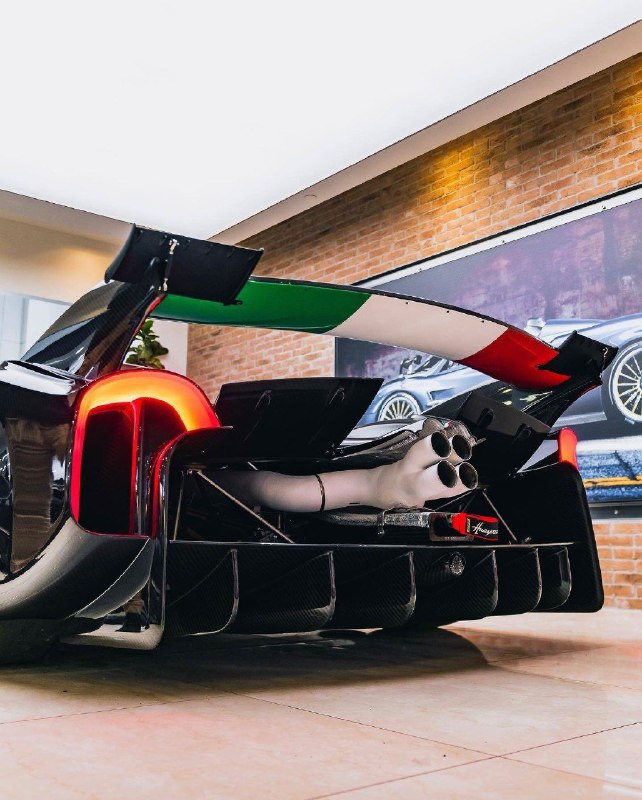 Pagani Huayra R и Pagani Zonda R 3