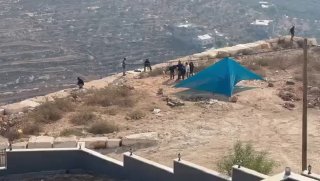 مستوطنون ينصبون خيمة أمام منازل محاصرة في قصرة جنوب نابلس