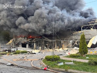 За последние сутки в результате ударов по Запорожью погибли 12 человек, 43 человека пострадали, из них 18 госпитализированы, сообщил глава областной администрации Федоров.В Днепре, по данным местных властей, жертвами атак стали четыре человека, еще 19 чело