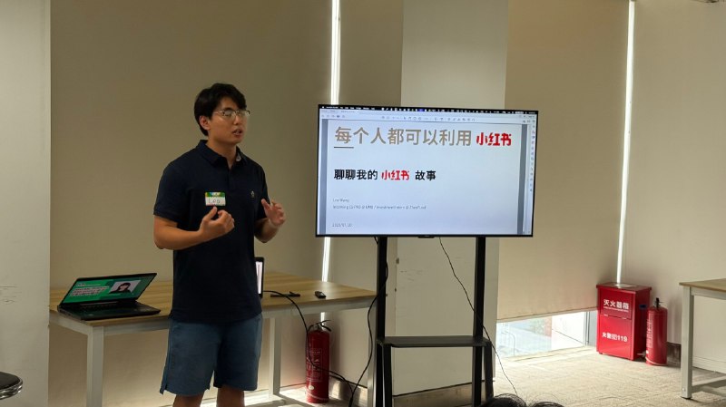 ✈️这次闪现上海的36小时，未免也太充实了！👩‍🏫🧑‍💻在 Dyna Robotics 上海办公室，举办了第一期 Dyna Talk, 邀请了两位超级优秀的清华同学：👩‍🎓Han Zhang (incoming Stanford PhD)，分享了她最新的研究成果 DexUMI 和 DOGlove，还有硬件整活那些事儿，这么硬核的东西都能分享得笑声不断，对硬件passion 真是太有感染力了！🧑‍💻Leo Wang (incoming Maryland U PhD)，分享如何成为一名机器人领域的小红书“网红”