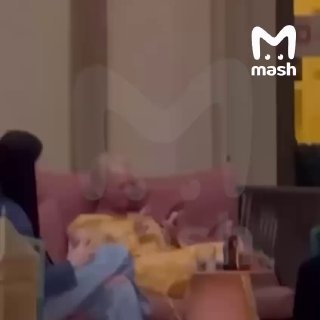 Лариса Долина улетела на лакшери-каникулы в Абу-Даби с дочерью и внучкой — позагорать оказалось важнее, чем съехать с квартиры Полины Лурье.Певица не смогла освободить квартиру в Хамовниках в срок, и процедуру перенесли на не раньше 20 января. Причинв — До