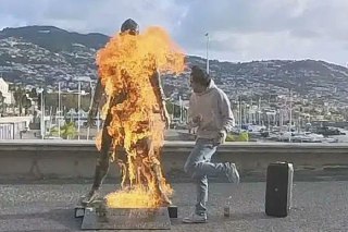 В Португалии подожгли бронзовую статую футболиста Криштиану Роналду — Correio da ManhaМужчина облил скульптуру легковоспламеняющейся жидкостью, поджег ее, станцевал на фоне статуи и опубликовал видео с поджогом в соцсетях, оставив под ним подпись «Это посл