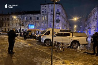 Во Львове произошел теракт: погибла женщина-полицейский, 15 человек пострадали, некоторые находятся в очень тяжелом состоянии — мэр Во время теракта прогремело два взрыва — прокуратура «По оперативной информации, сегодня в 00:30 на номер „102“ поступило со