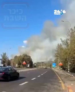 🇮🇱 שריפת ענק ביער בן שמן: האש מתפשטת לעבר כבישים 1 ו-6 – כ-50 צוותי כיבוי הוזעקו לסיוע שריפת חורש וצמרות…
