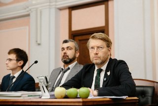 «Яблоко» пытаются обвинить в критике других партий, заявил Рыбаков🔵 Политическая конкуренция. В Верховном суде выступил председатель «Яблока» Николай Рыбаков. Он заявил, что истец пытается вменить в вину партии то, что она отличается от других объединений 