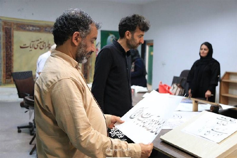 حوزه هنری خراسان رضوی: همنویسی هنرمندان خوشنویس حوزه هنری در رویداد «در سوگ نبی و ولی»◾️ رویداد همنویسی هنرمندان خوشنویس حوزه هنری با عنوان «در