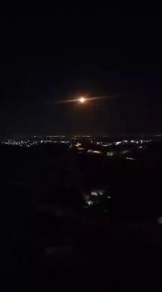 צבא הכיבוש יורה אבוקות במהלך ההסתערות על היישוב בית אומר מצפון לחברון