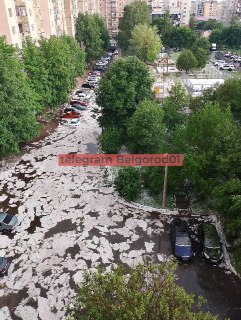 В Белгороде прошёл сильный ливень с градом. Несколько улиц затопило, в некоторых дворах образовались ледяные глыбы.