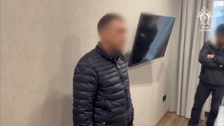 חמישה אנשים חטפו אדם באזור איבנובו וגנבו ממנו לפחות 84 מיליון רובל. הקורבן הוחזק במוסך ואיים, ולאחר מכן נזר…