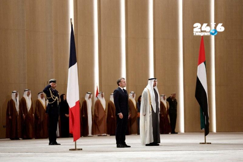 🇮🇱 UAE President Mohammed bin Zayed and French President Emmanuel Macron upon Macron's arrival at the Abu Dhabi airport.