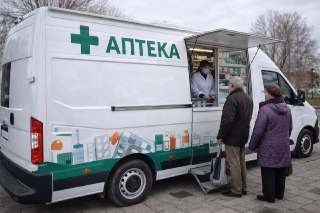 В России появятся передвижные аптеки — чтобы обслуживать населенные пункты, где нет стационарныхВладимир Путин подписал закон о проведении эксперимента по торговле лекарствами через передвижные аптечные пункты. Документ опубликован на портале правовой инфо