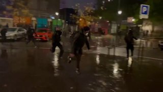 המשטרה הצרפתית משתלטת מחדש על רחובות ברחבי פריז. צוין כי תגובת המשטרה הייתה הרבה יותר מוצלחת, מהירה ויעילה…