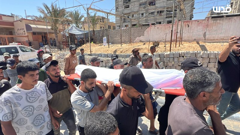 פרידה והלוויה של הילד שנהרג, סבא נעים אל-חשש (בן 13), שמת מפצעים שנגרמו מאש הכיבוש במוואסי חאן יונס לפני מס…