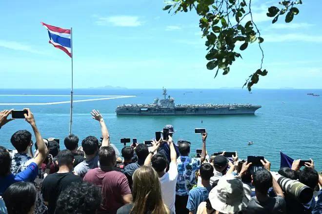 USS אברהם לינקולן עזב את תאילנד לאחר עצירת מנוחה בת חמישה ימים - הקריאה הראשונה שלו לנמל לאחר 286 ימים בים…