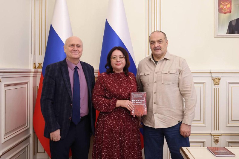 🧧 В Дагестане вышла в свет монография «Южный путь к Победе», посвященная маршрутам ленд-лиза в годы Великой Отечественной войны. Издание подготовлено в фото