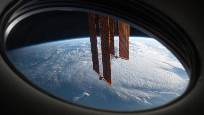 Mission: PossibleISS main solar arrays seen from SpaceX Crew Dragon Endeavour (© NASA)