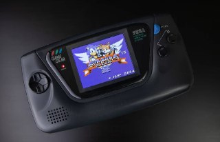 Sega может выпустить недорогую портативную консоль с картриджами — слухЕсли верить слухам, в будущем компания Sega может порадовать геймеров новой недорогой портативной консолью в духе Game Gear с 5-дюймовым OLED-дисплеем и картриджами для игр.