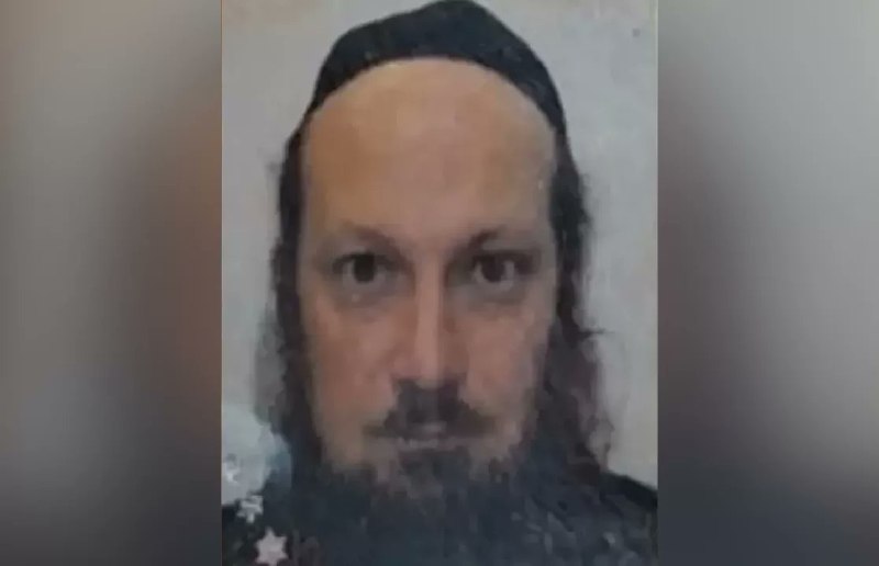 יונתן קרלינסקי, חסיד ברסלב בן 49 מביתר עילית המחזיק באזרחות ישראלית ואוקראינית, נעצר בגבול רומניה-אוקראינה לפני כשבוע וחצי לאחר שנסע לאומן לרגל ראש השנה. הוא מוחזק במחנה מעצר ליד אודסה וישובץ כרופא ביחידה צבאית ליד חרקוב, הרחק מקו החזית, כך לפי הפדרציה של הקהילות היהודיות של אוקראינה. שלטונות אוקראינה אומרים שהוא מחויב לשרת.