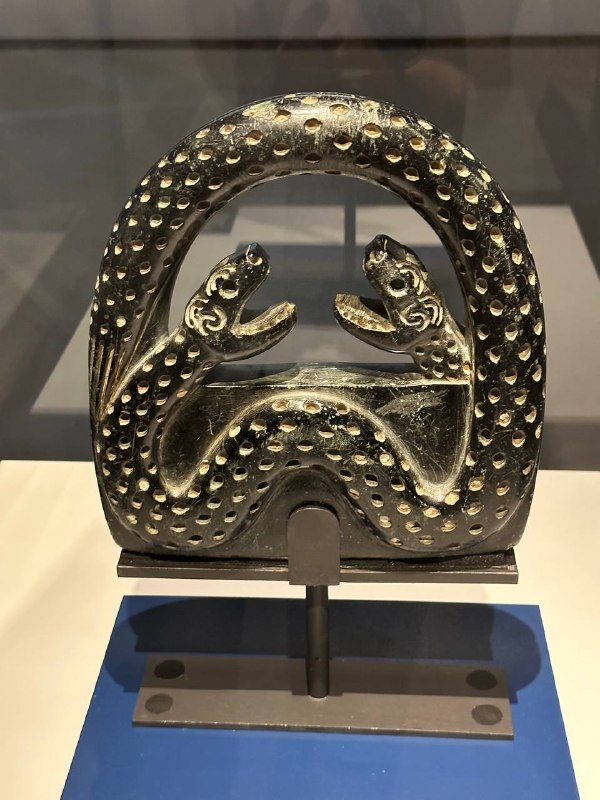 برداشت آزاده: این وزنه متعلق به هزاره دوم پیش از میلاد که در ازبکستان به نمایش گذاشته شده از جنس سنگ صابون دقیقا مشابقه با اثار تولید 