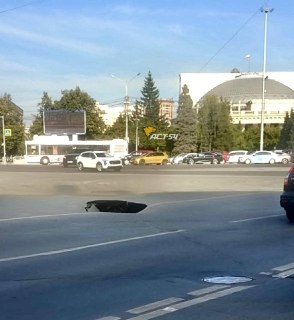 По пути следования кортежа Путина в Новосибирске заправки с самыми высокими ценами на бензин прекратили отпуск топлива и погасили табло, сообщает издание «НДН.Инфо».  Согласно наблюдениям журналистов, 10 августа самые высокие цены на бензин были на АЗС ком