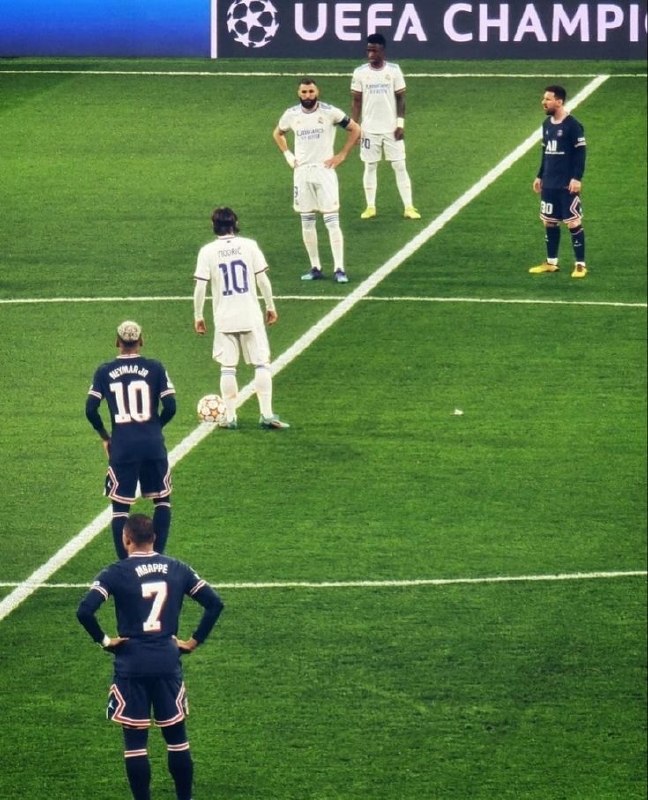 ⚽️ بیست و دو | Bistodo: + فوتبال به همین اندازه عجیبه بهترین بازیکن اون شب بنزما بود :⚽️ @bistodo
