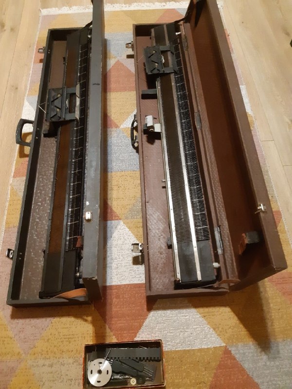 1. Вязальные машинки Нева. 60 лари каждая, обе - 100 лари. — фото 1