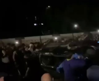 Львовяне отбили похищенного парня у ТЦК, перевернули машину и заставили бусификаторов сбежать. Бунт продолжается — люди всё ещё громят тачки ТЦК и полиции.По словам очевидцев, сотрудники ТЦК схватили на улице Сихова двух парней. Одного успели увезти в райо