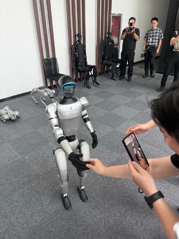 来宇树参观第一次近距离接触机器人太会整活儿了虽然是遥控，但也能感觉到一种恐怖谷类似的氛围来宇树参观第一次近距离接触机器人太会整活儿了虽然是遥控，但也能感觉到一种恐怖谷类似的氛围