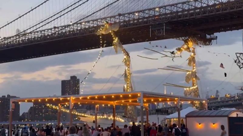 Mexican Navy training ship strikes Brooklyn Bridge | CNN