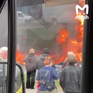 Пожар в торговом центре "Гигант" в Калининграде — пламя вырывается наружу сразу из трёх этажей. Пять припаркованных около комплекса автомобилей полностью сгорели. По данным Mash, огонь распространился на фасад здания, площадь пожара — 500 м². На месте рабо