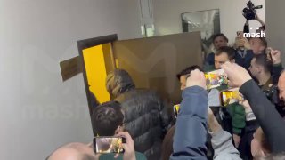 Избитый Гуфом сотрудник банного комплекса в подмосковной деревне Горки простил рэпера. Он попросил Наро-Фоминский суд прекратить уголовное преследование в отношении артиста в связи с примирением сторон.  Ранее Алексею Долматову требовали дать 2 года условн