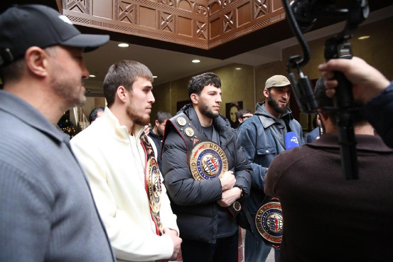 🇷🇺 В аэропорту Махачкалы состоялась торжественная встреча победителей чемпионата мира по боксу, проходившего в Дубае. фото