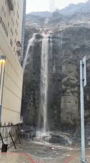 גשם כבד הופך את הרי מכה למפלים גשם כבד פקד את מכה ואזורים מדרום לעיר, עם גשם שוטף עז שהציפו את המסגד הגדול…