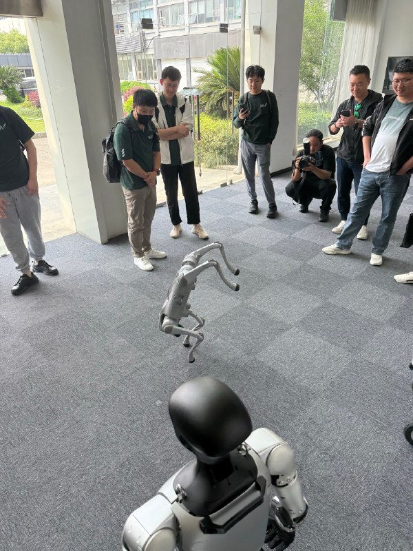 来宇树参观第一次近距离接触机器人太会整活儿了虽然是遥控，但也能感觉到一种恐怖谷类似的氛围来宇树参观第一次近距离接触机器人太会整活儿了虽然是遥控，但也能感觉到一种恐怖谷类似的氛围