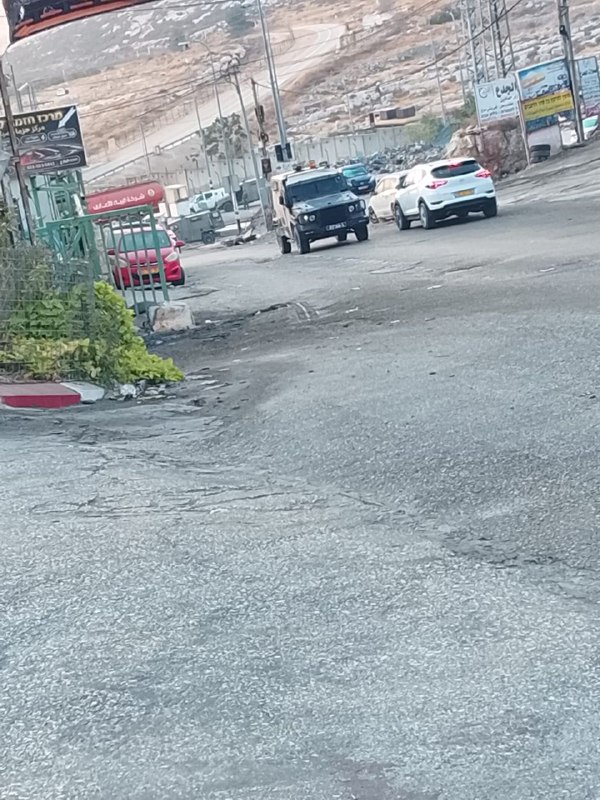 כוחות הכיבוש עוצרים צעיר וסוגרים את הכניסות לעיירה חיזמה מצפון לירושלים הכבושה.