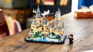 LEGO представила набор по «Гарри Поттеру» с мини-ХогвартсомКонструктор относительно небольшой — его высота в собранном виде составляет 14 см. Инсталляция включает в себя как основные башни Хогвартса, так и миниатюрную тайную комнату и помещение с магически
