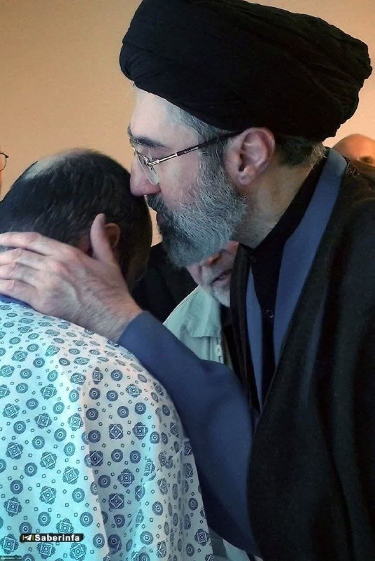قم زیبا: 🔴📸 انتشار برای نخستین بار؛ تصاویری از رهبری در عیادت از جانبازان انفجار پیجرهای لبنان✅ @qome_ziba🔴📸 انتشار برای نخستین ب