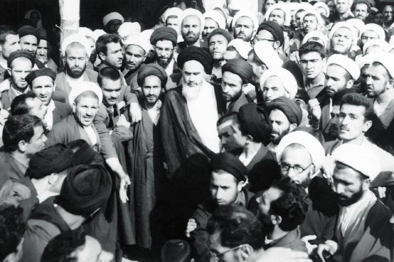 خط رهبری: 🔰 #روایت | ماجرای عکس یادگاری آقای خامنهای و حاجآقا روحالله✍️ محمدامین فرجاللهی🔸 نوروز ۴۲ وقتی کماندوهای رژیم شاه ری