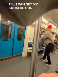 מטרו מוסקבה, תפאורה: אישה התקרבה לנוסעים יושבים בשלווה ותקעה את ישבנה ישר בפניהם. כך נראה הביוץ