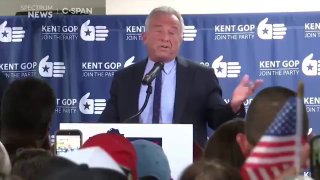 חריגות גזענית אמריקאית מוצגת. RFK: "יש חמש מאות מיליון ערבים בעולם. ובכל זאת הם לא מייצרים מדע. הם לא זוכים…