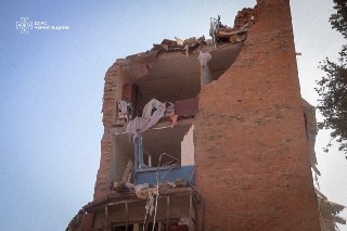 Число погибших из-за российского удара по Прилукам возросло до девяти человекСреди жертв атаки на город трое детей, рассказали в ГСЧС и Нацполиции Украины. Спасательные работы на месте попадания в жилую многоэтажку продолжаются, добавили спасатели.По после