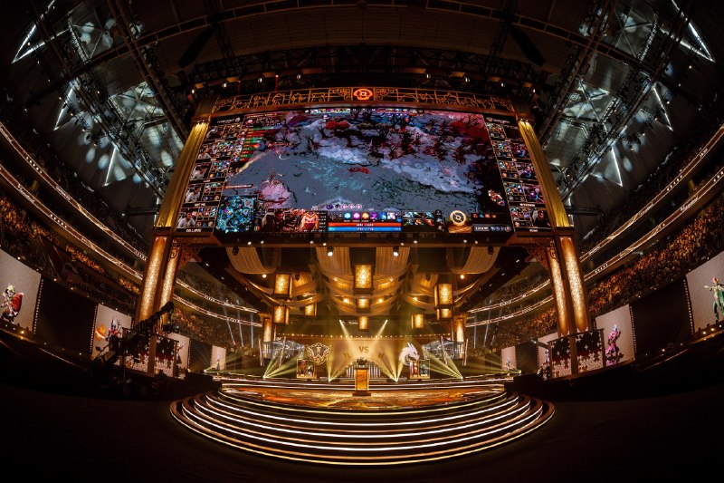 Dota2 Live: Big announcement coming... Hear me outترجمه Gemini:‏یه اعلامیه بزرگ در راهه... حرفمو گوش کنیدتوضیحات کامل در پیام بعدی آ