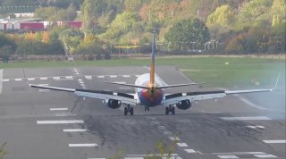 מטוס בואינג 737-800 שהגיע מוונציה לבירמינגהם, סטה מהמסלול במהלך הנחיתה בנמל התעופה של ברמינגהאם.