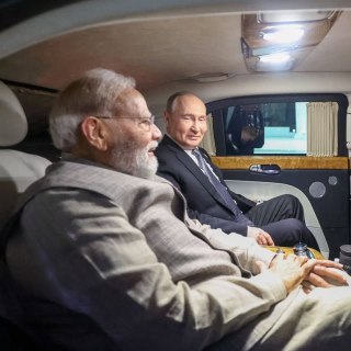 ⚡️ Премьер Моди передал Путину послание Индии — «переходить от бесконечной войны к прекращению боевых действий». Путин ответил: «Мы по этому пути двигаемся»На встрече премьер-министра Индии Нарендры Моди с президентом Путиным в Бишкеке, накануне саммита ШО