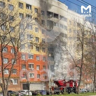 ВСУ атаковали многоэтажку в Чебоксарах — стёкла повылетали как минимум в восьми квартирах.По данным Mash, дрон влетел в 6 этаж многоквартирного дома, начался пожар. Жителей эвакуируют.В регионе продолжают звучать сирены и работать расчеты ПВО. Минувшей ноч