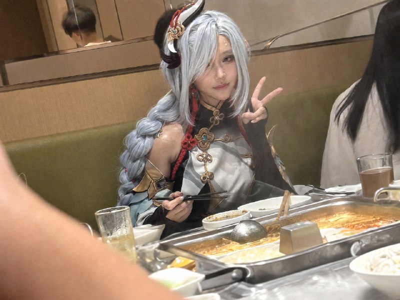 梦里啥都有的AI创意，昨天很多二次元群友的挽尊之作：带喜欢的Coser吃海底系列